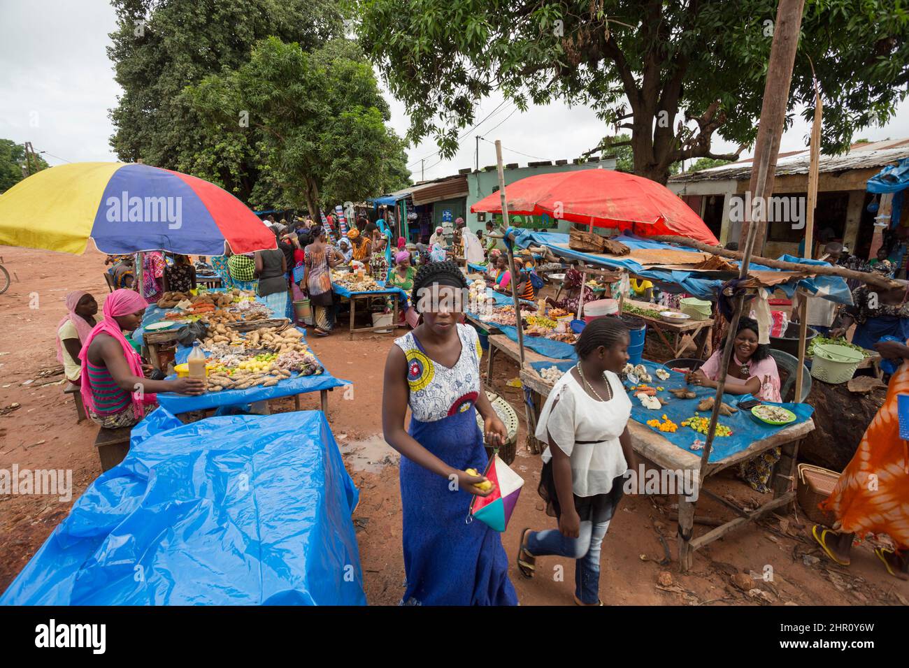 Kunden kaufen frisches Obst und Gemüse auf einem Straßenmarkt in Tanaff, Senegal, Westafrika. Stockfoto