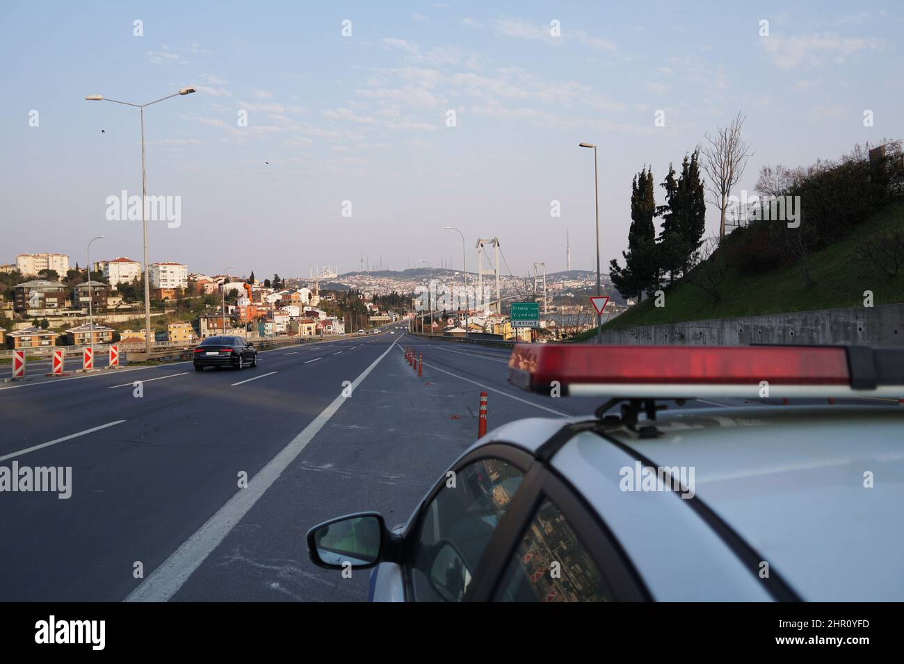 Polizeistreife auf der Autobahn vor der bosporus-Brücke Istanbul Türkei Stockfoto