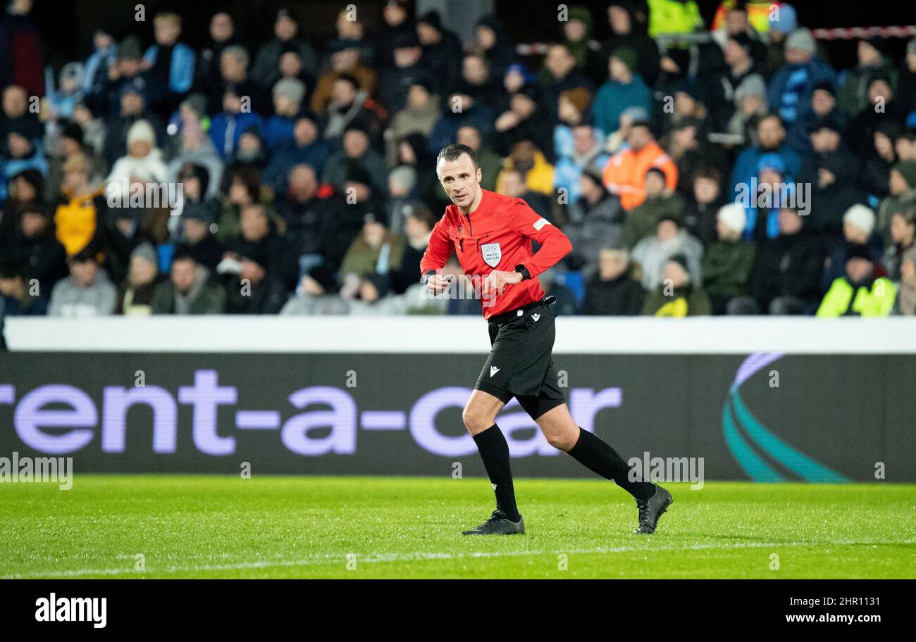 Randers, Dänemark. 24th. Februar 2022. Schiedsrichter Irfan Peljto gesehen während des UEFA Europa Conference League-Spiels zwischen dem Randers FC und Leicester City im Cepheus Park in Randers. (Foto: Gonzales Photo/Alamy Live News Stockfoto