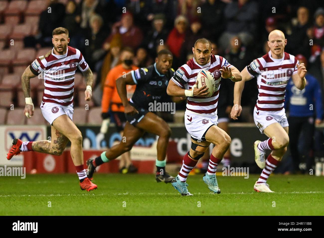 Thomas Leuluai (7) von Wigan Warriors macht am 2/24/2022 einen Durchbruch. (Foto von Craig Thomas/News Images/Sipa USA) Quelle: SIPA USA/Alamy Live News Stockfoto