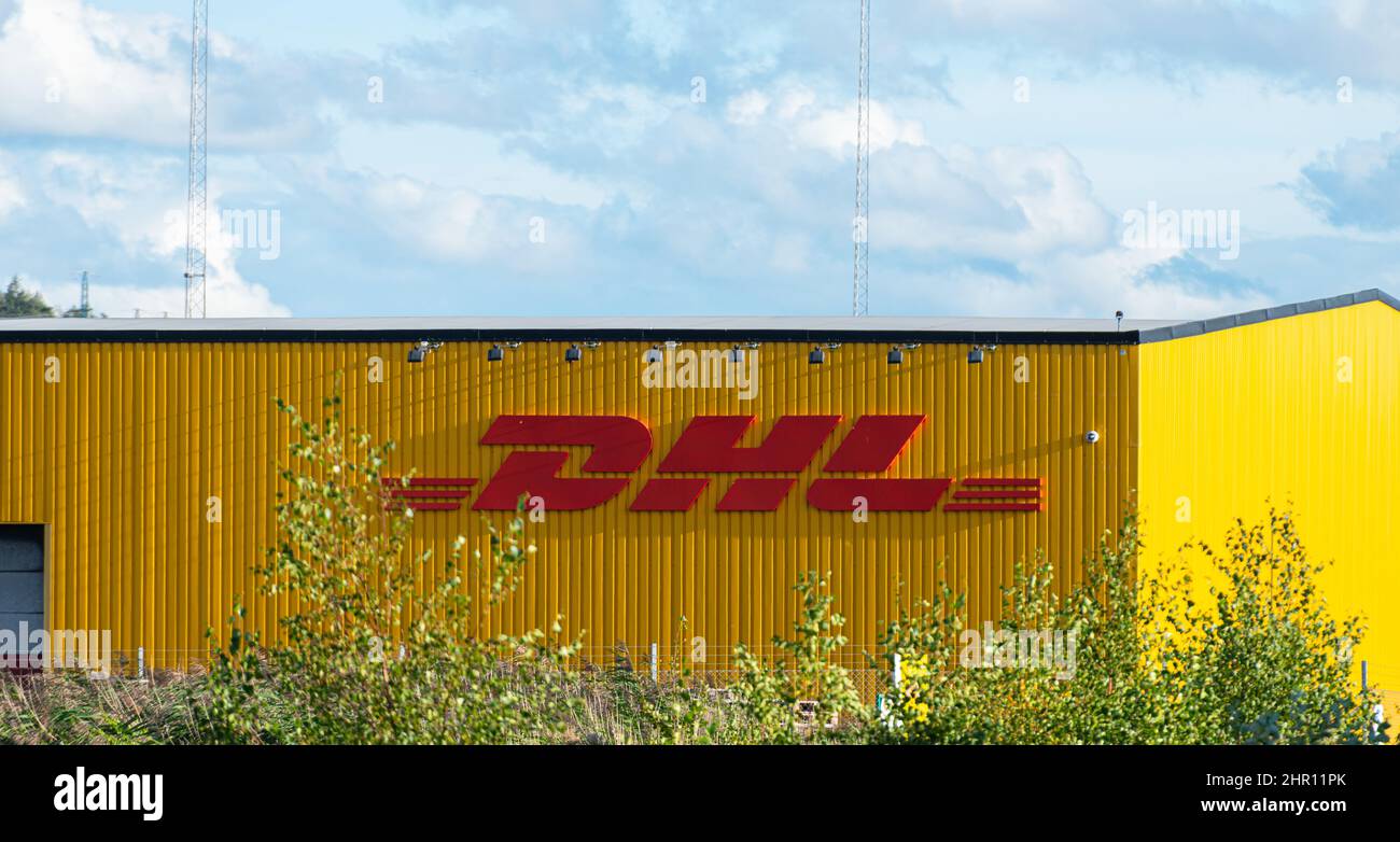 Göteborg, Schweden - August 24 2020: Logo von DHL auf einem Sortierterminal. Stockfoto