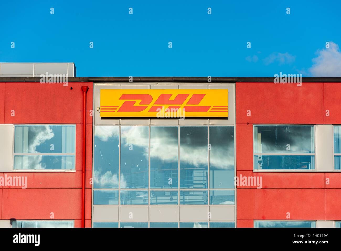 Göteborg, Schweden - August 24 2020: Logo von DHL auf einem Sortierterminal. Stockfoto