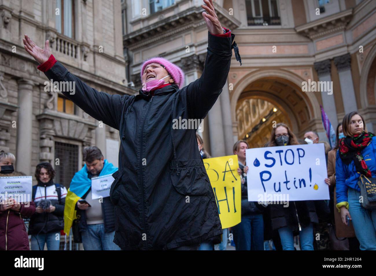 Mailand, Italien - 24 2022. februar - piazza della Scala ukrainische Einwohner und Anhänger tragen Plakate und Flaggen während eines Protestes gegen die russische Invasion in der Ukraine Stockfoto