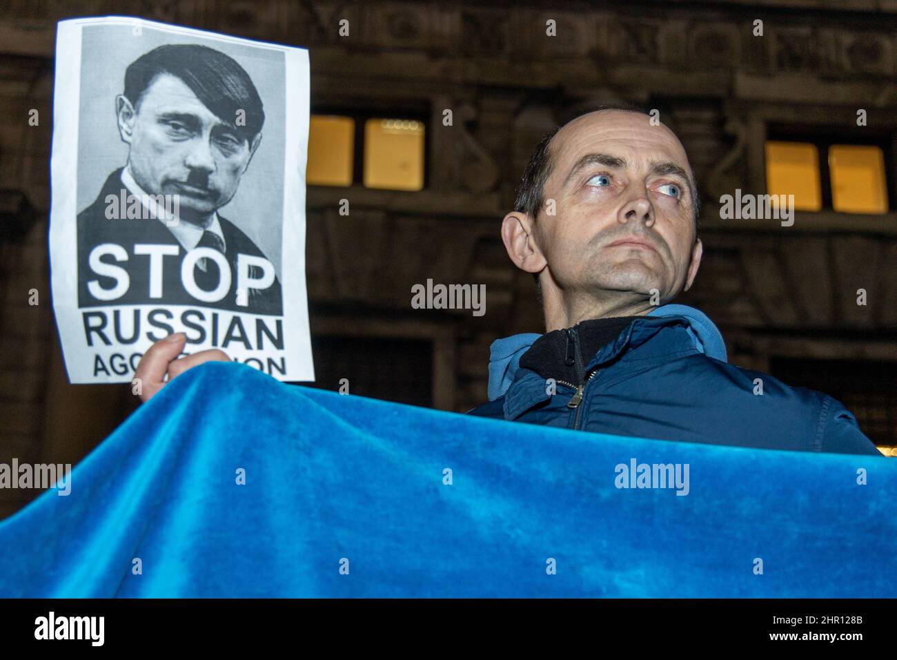Mailand, Italien - 24 2022. februar - piazza della Scala ukrainische Einwohner und Anhänger tragen Plakate und Flaggen während eines Protestes gegen die russische Invasion in der Ukraine Stockfoto