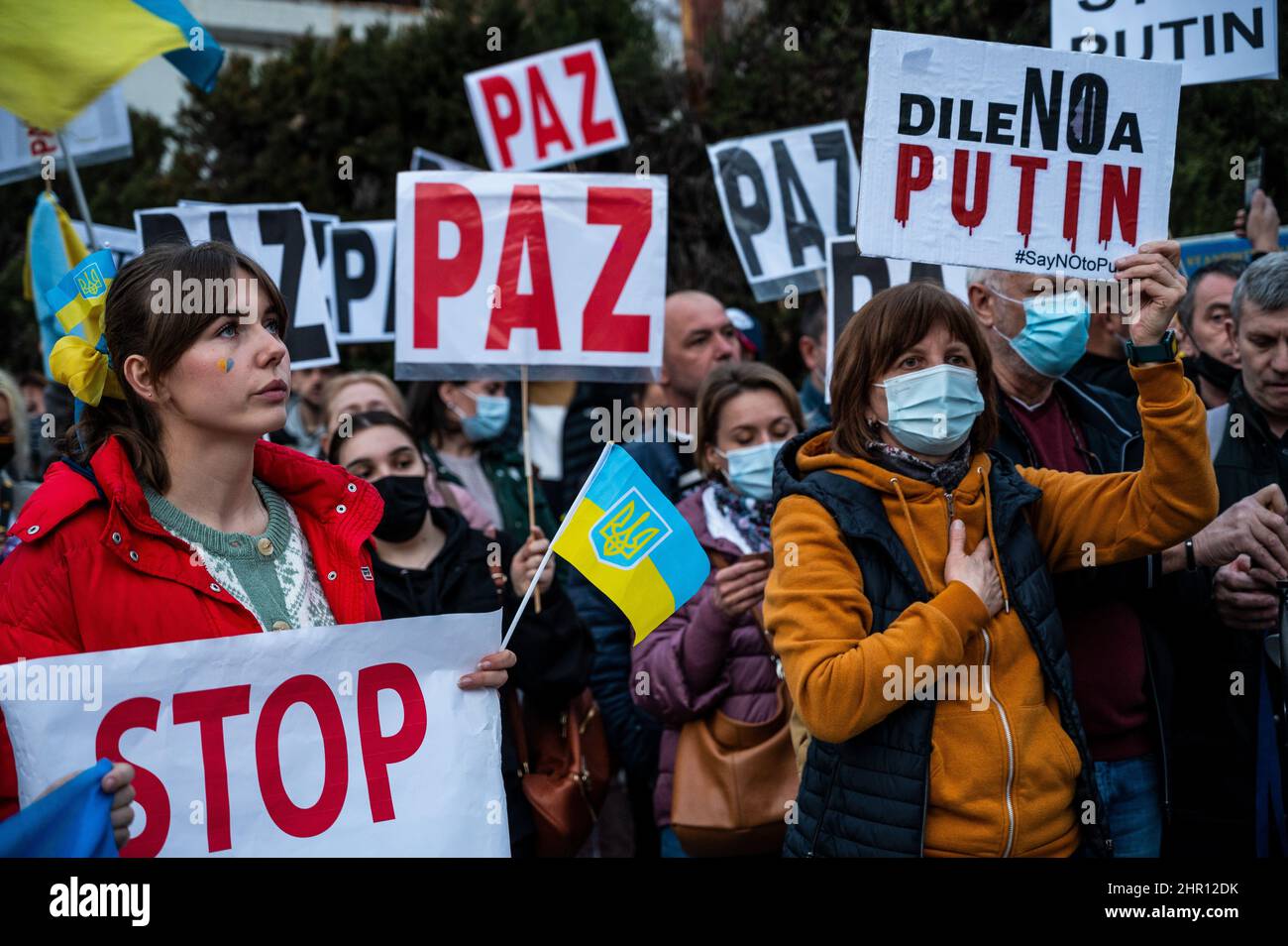 Madrid, Spanien. 24th. Februar 2022. Menschen protestieren mit Plakaten nach den ersten russischen Angriffen, die in der Ukraine registriert wurden. In Madrid lebende Ukrainer versammelten sich vor der russischen Botschaft, um gegen die in mehreren Teilen des ukrainischen Landes registrierten russischen Angriffe zu protestieren, die das Ende des Krieges forderten und Parolen gegen den russischen Präsidenten Wladimir Putin riefen. Quelle: Marcos del Mazo/Alamy Live News Stockfoto
