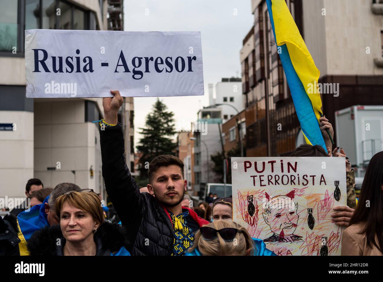 Madrid, Spanien. 24th. Februar 2022. Menschen protestieren mit Plakaten nach den ersten russischen Angriffen, die in der Ukraine registriert wurden. In Madrid lebende Ukrainer versammelten sich vor der russischen Botschaft, um gegen die in mehreren Teilen des ukrainischen Landes registrierten russischen Angriffe zu protestieren, die das Ende des Krieges forderten und Parolen gegen den russischen Präsidenten Wladimir Putin riefen. Quelle: Marcos del Mazo/Alamy Live News Stockfoto