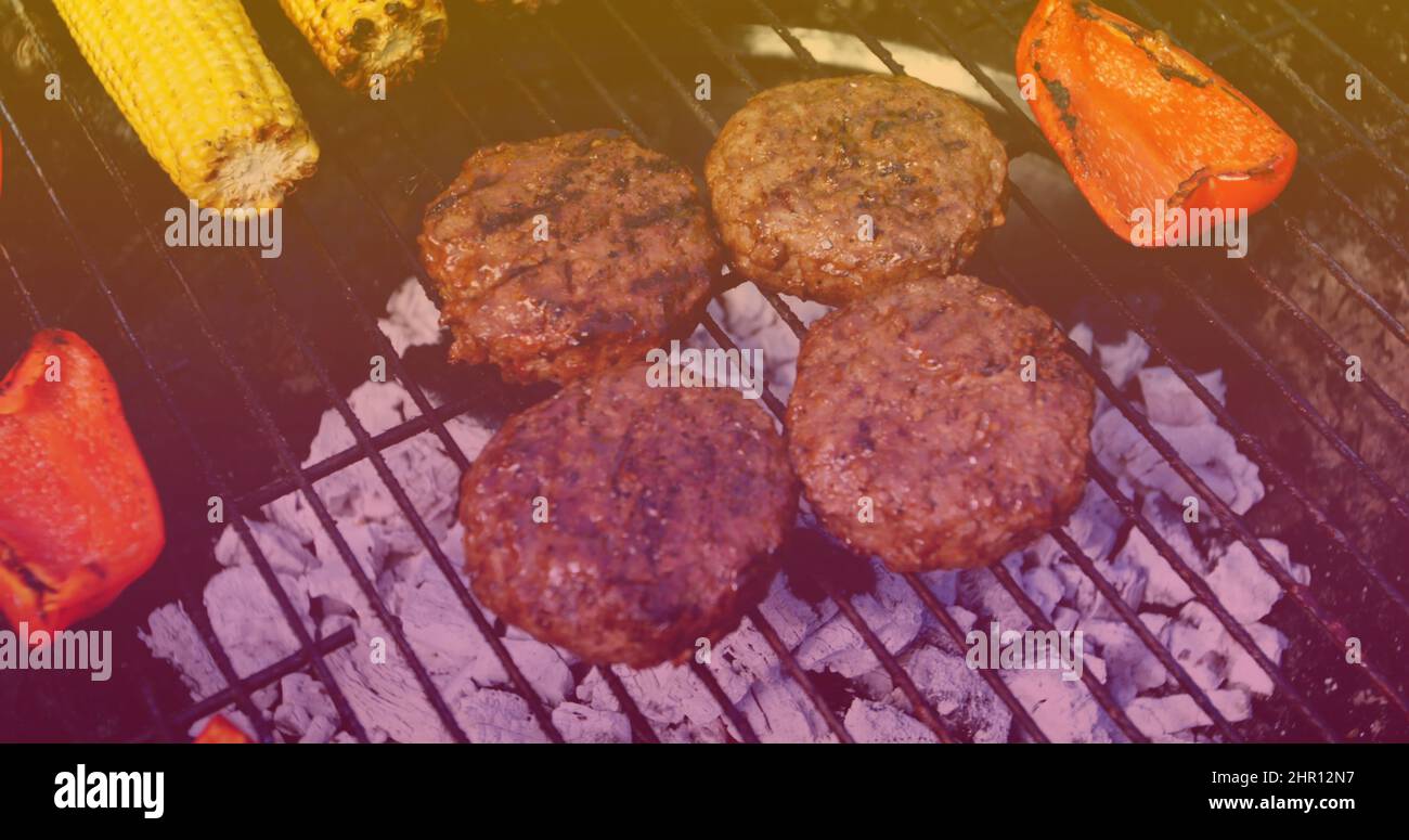 Bild von Fleisch und Gemüse auf dem Grill Stockfoto