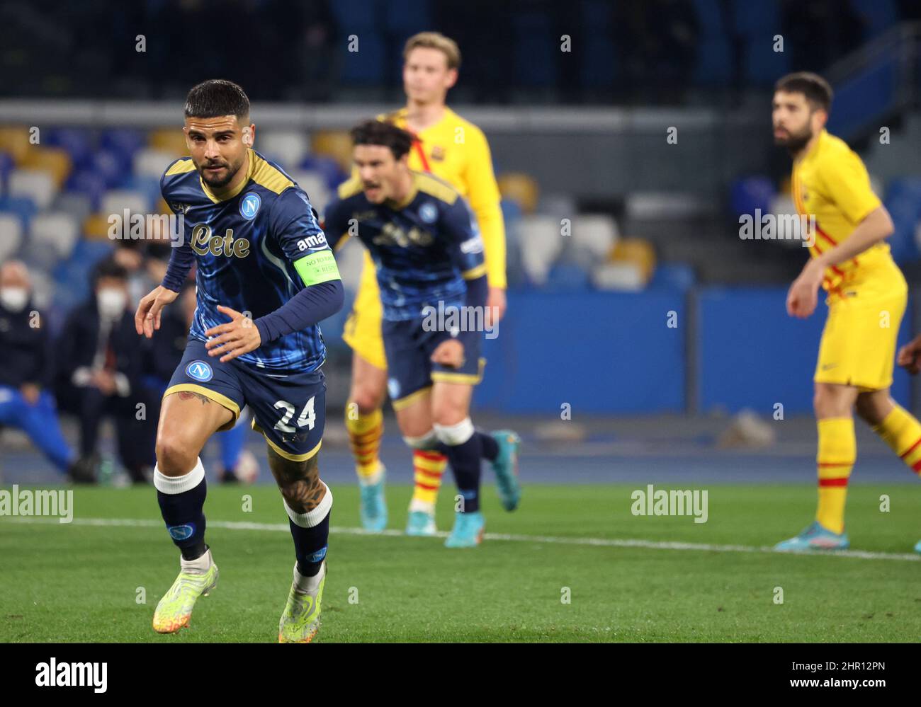 Neapel, Kampanien, Italien. 24th. Februar 2022. Der Schiedsrichter verhängt eine Strafe für Neapel und Kapitän Lorenzo Insigne schießt Tor, verkürzt die Distanz und feiert mit seinem Team.während des Europa League Football Spiels SSC Napoli gegen FC Barcelona am 24. Februar 2022 im Diego Armando Maradona Stadion in Neapel.in Bild: (Bild: © Fabio Sasso/ZUMA Pressdraht) Stockfoto