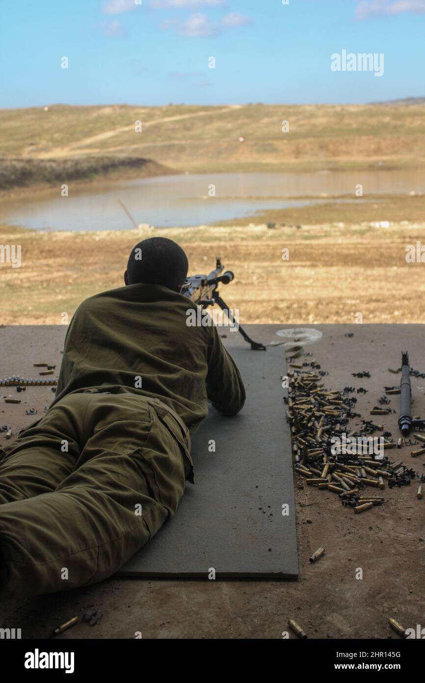 Ein Soldat feuert ein Maschinengewehr hohe Qualität Stockfoto