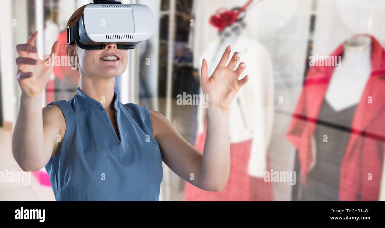 Zusammengesetztes Bild eines Aukasiers, der im Hintergrund ein vr-Headset gegen eine Boutique trägt Stockfoto