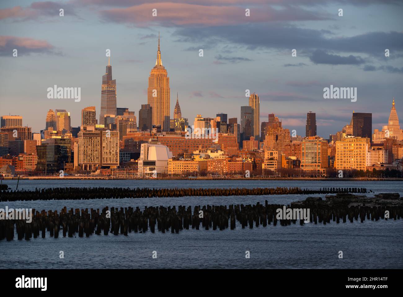 Sonnenuntergang über historischen Wolkenkratzern von Midtown Manhattan. New York City Stadtbild von der anderen Seite des Hudson River Stockfoto