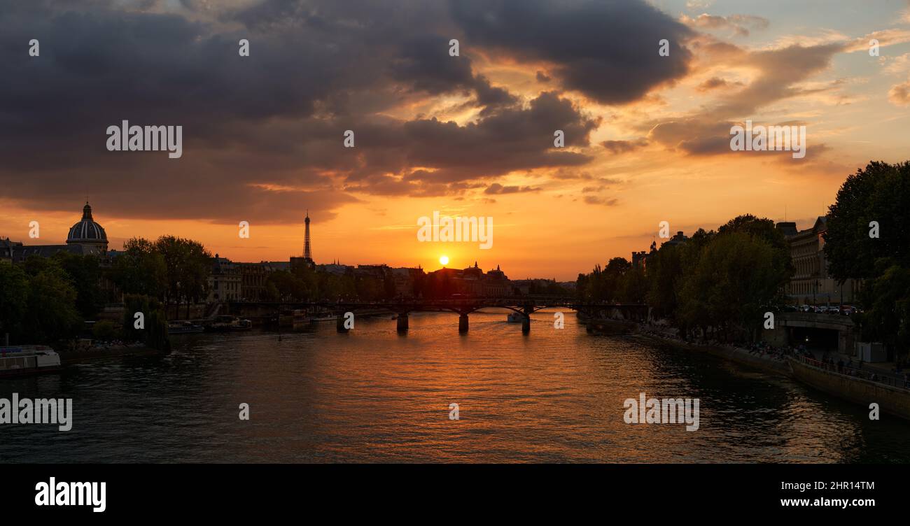 Blick auf Paris im Sommer auf das Ufer der seine (UNESCO-Weltkulturerbe) mit der Pont des Art und dem Eiffelturm bei Sonnenuntergang. Frankreich Stockfoto