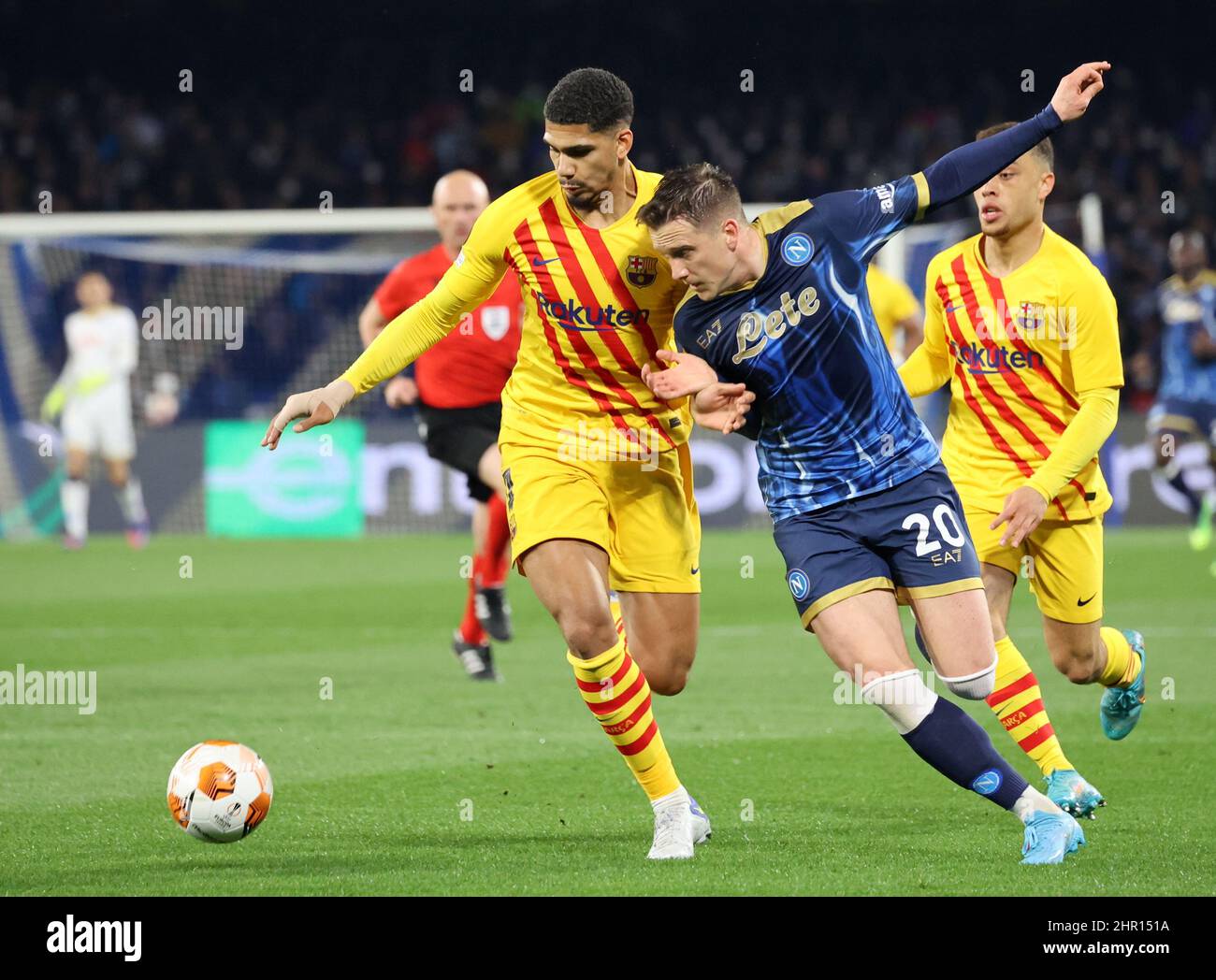 Neapel, Kampanien, Italien. 24th. Februar 2022. Während des Europa League Football Spiels SSC Napoli gegen FC Barcelona am 24. Februar 2022 im Diego Armando Maradona Stadion in Neapel.in Bild: Piotr Zielinski (Bild: © Fabio Sasso/ZUMA Press Wire) Stockfoto