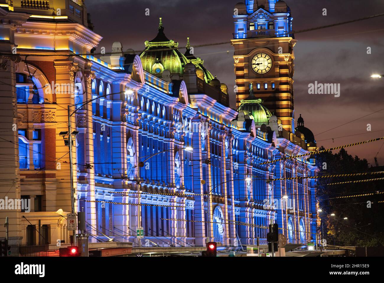 Melbourne Australien. Melbourne Wahrzeichen Flinders Street Railway Station beleuchtet in der Nacht in den Farben der Ukraine als Zeichen der Solidarität. Stockfoto