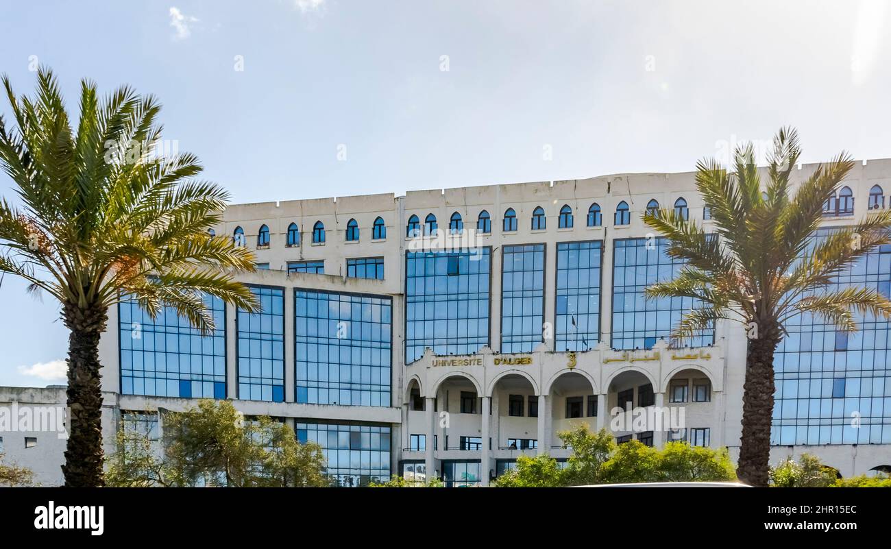 Universität von Algier 3. Fakultät für Informationswissenschaften und Kommunikation Außeneingang und Frontfassade. Namensschild in arabischer und französischer Sprache. Palme Stockfoto