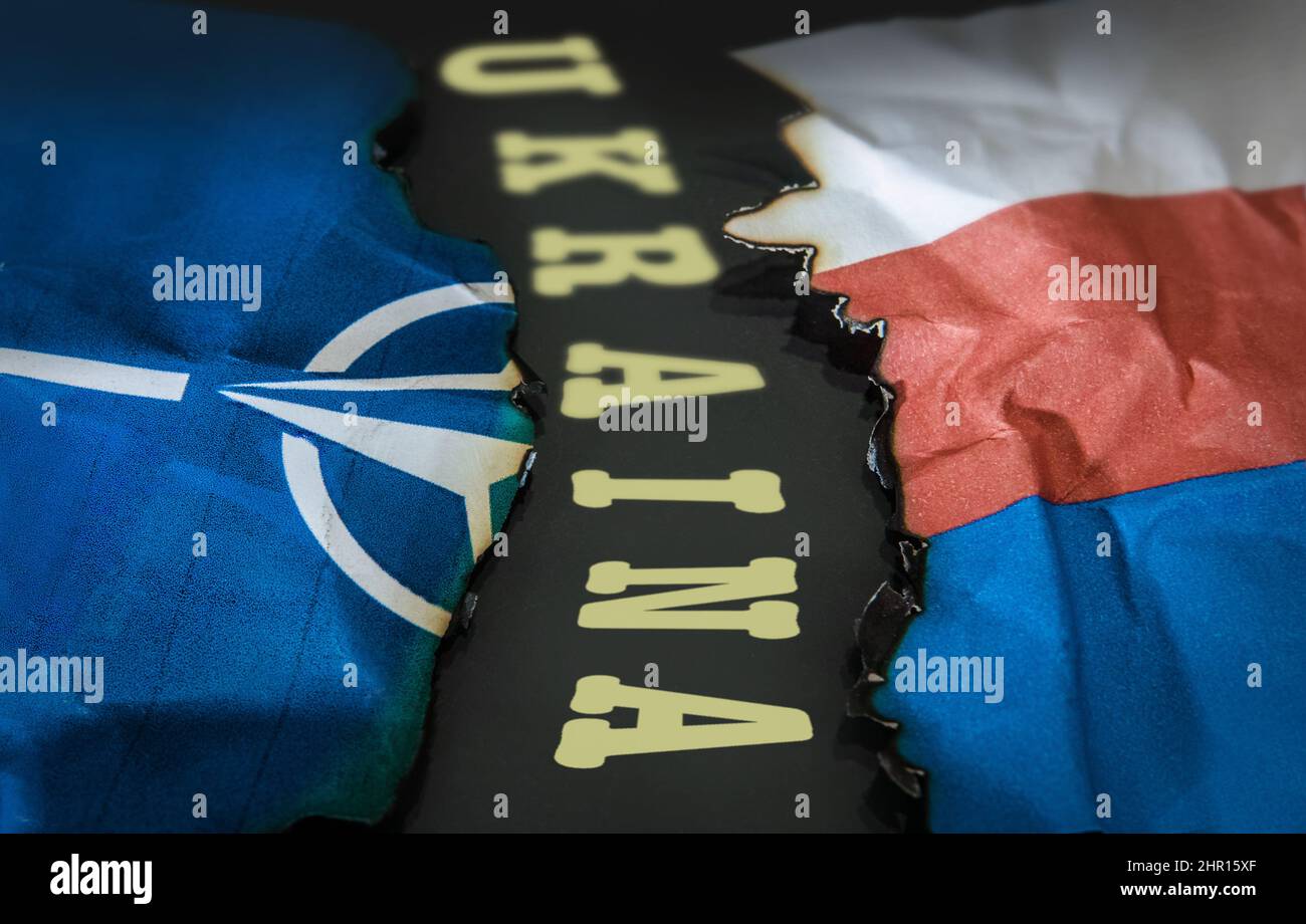 Symbole: NATO, Russland, und dazwischen ein Name, Ukraina (Ukraine). Stockfoto