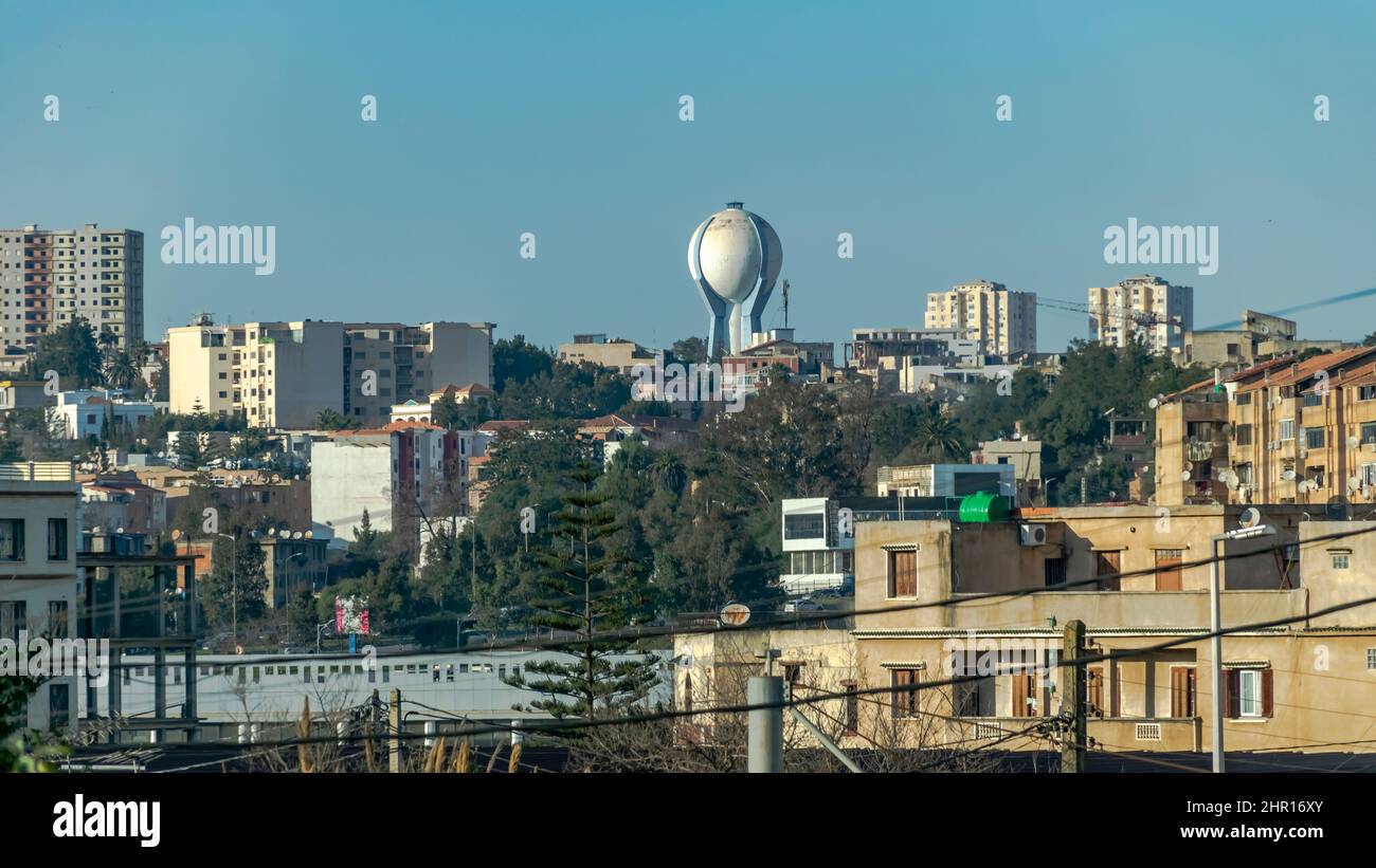 Wasserturm der SEAAL-Verteilung und Abwasserentsorgung in Birkhadem. Blick auf die Innenstadt von Häusern, Gebäuden, National Road 1, Stadionmauer, Bäumen, blauem Himmel. Stockfoto