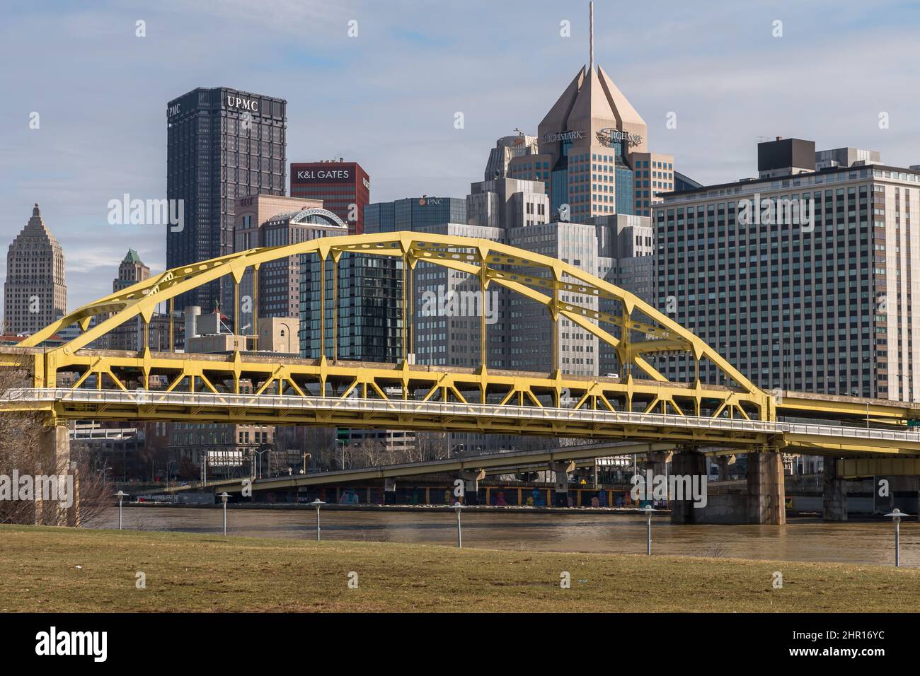 Die Fort Duquesne Bridge erstreckt sich über einen schlammigen Allegheny River, der die Nordseite mit der Innenstadt von Pittsburgh, Pennsylvania, USA, verbindet Stockfoto