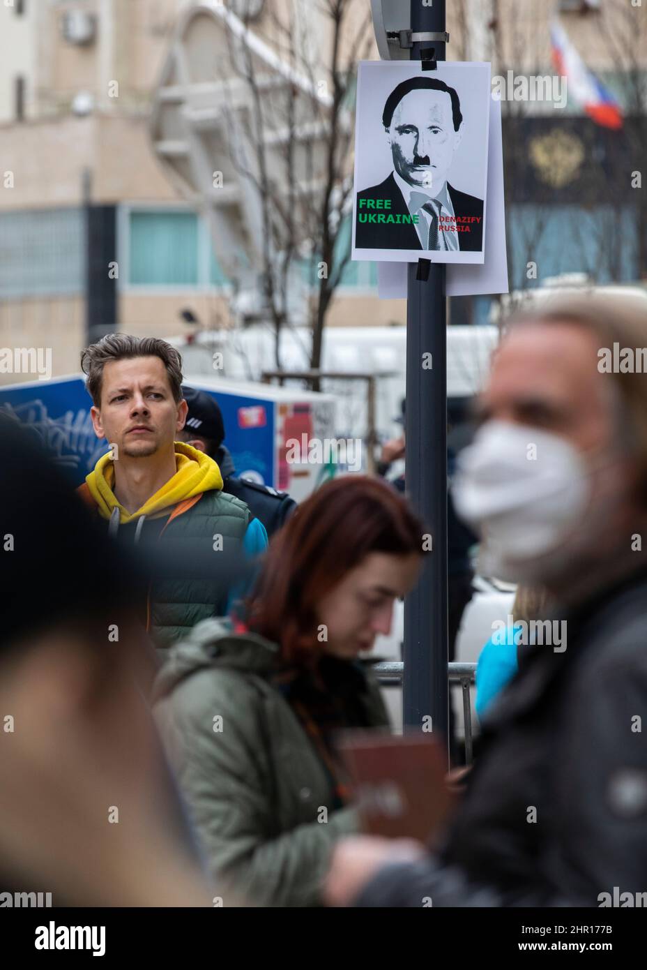 Lissabon, Portugal. 24th. Februar 2022. Während der Demonstration ist ein Plakat mit Wladimir Putins Gesicht zu sehen: Hunderte von Demonstranten protestierten vor der russischen Botschaft in Portugal gegen die Invasion der Ukraine. (Foto von Hugo Amaral/SOPA Images/Sipa USA) Quelle: SIPA USA/Alamy Live News Stockfoto