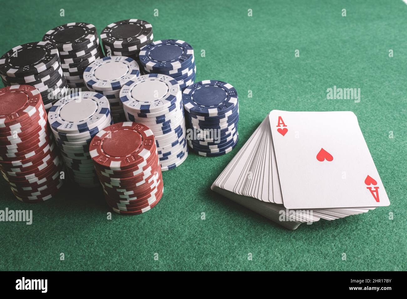 Pokerkarten, Chips, Würfel auf dem Spieltisch. Casino-Konzept Stockfoto