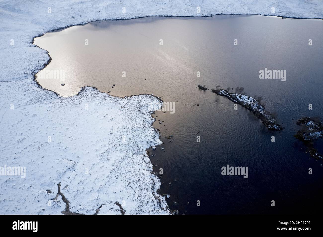 Rannoch Moor und Black Mount im Winter mit Schnee bedeckt Luftaufnahme Stockfoto