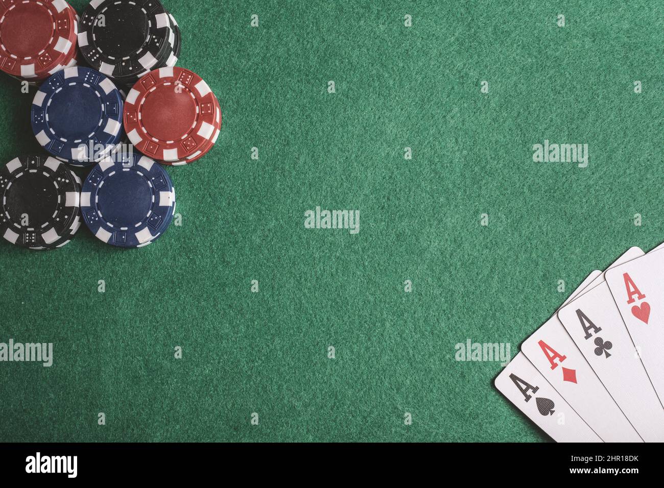 Pokerkarten, Chips, Würfel auf dem Spieltisch. Casino-Konzept Stockfoto