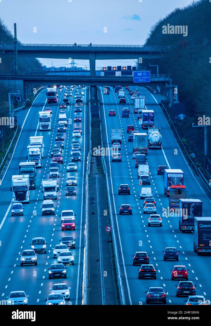 Die Autobahn A3, abendlicher Rush-Hour-Verkehr auf 6 Fahrspuren, vor dem Hilden-Kreuz, Blick nach Süden, bei Erkrath, NRW, Deutschland. Stockfoto