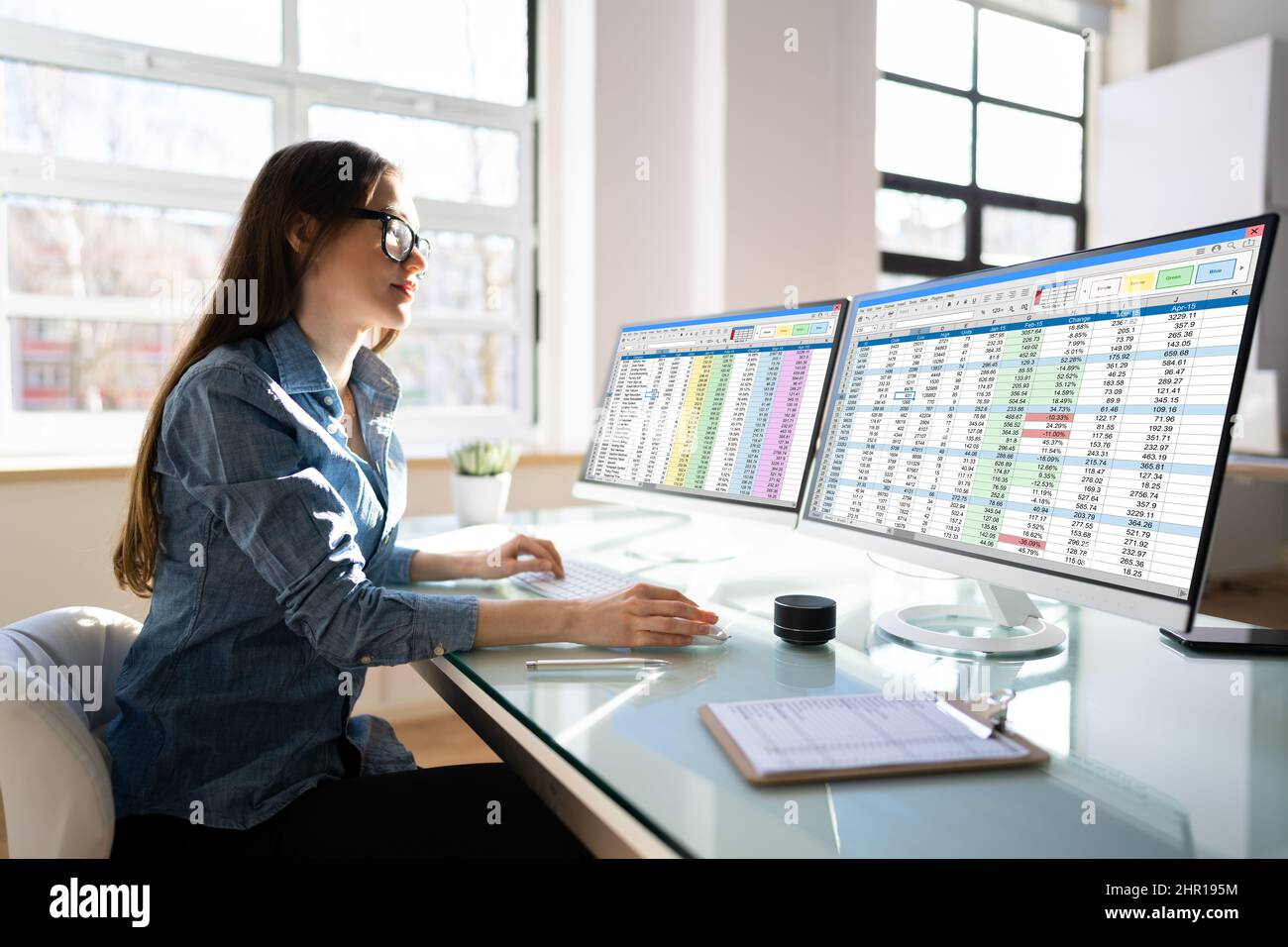Analyst Employee Using Spreadsheet On Computer Screen Stockfoto