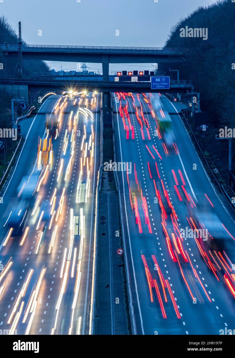 Die Autobahn A3, abendlicher Rush-Hour-Verkehr auf 6 Fahrspuren, vor dem Hilden-Kreuz, Blick nach Süden, bei Erkrath, NRW, Deutschland. Stockfoto