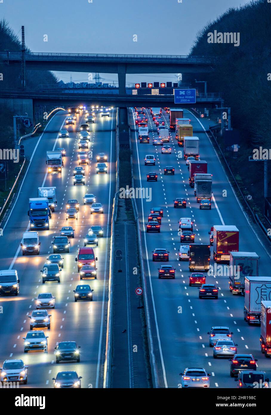Die Autobahn A3, abendlicher Rush-Hour-Verkehr auf 6 Fahrspuren, vor dem Hilden-Kreuz, Blick nach Süden, bei Erkrath, NRW, Deutschland. Stockfoto