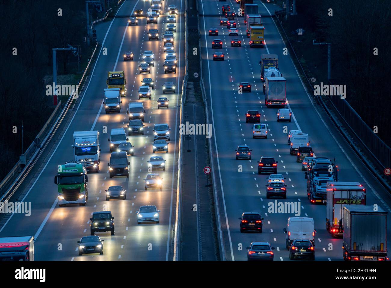 Die Autobahn A3, abendlicher Rush-Hour-Verkehr auf 6 Fahrspuren, vor dem Hilden-Kreuz, Blick nach Süden, bei Erkrath, NRW, Deutschland. Stockfoto