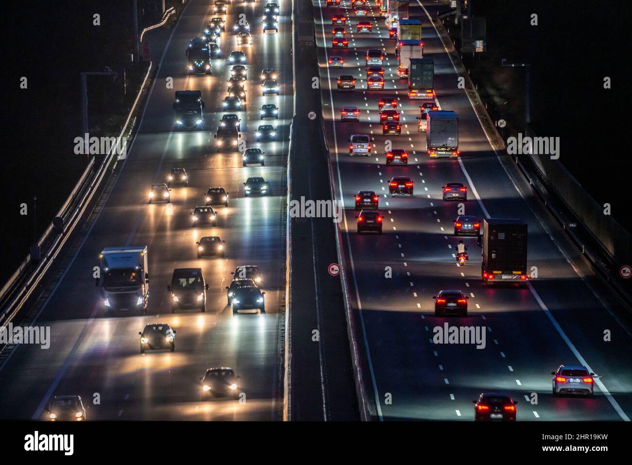 Die Autobahn A3, abendlicher Rush-Hour-Verkehr auf 6 Fahrspuren, vor dem Hilden-Kreuz, Blick nach Süden, bei Erkrath, NRW, Deutschland. Stockfoto