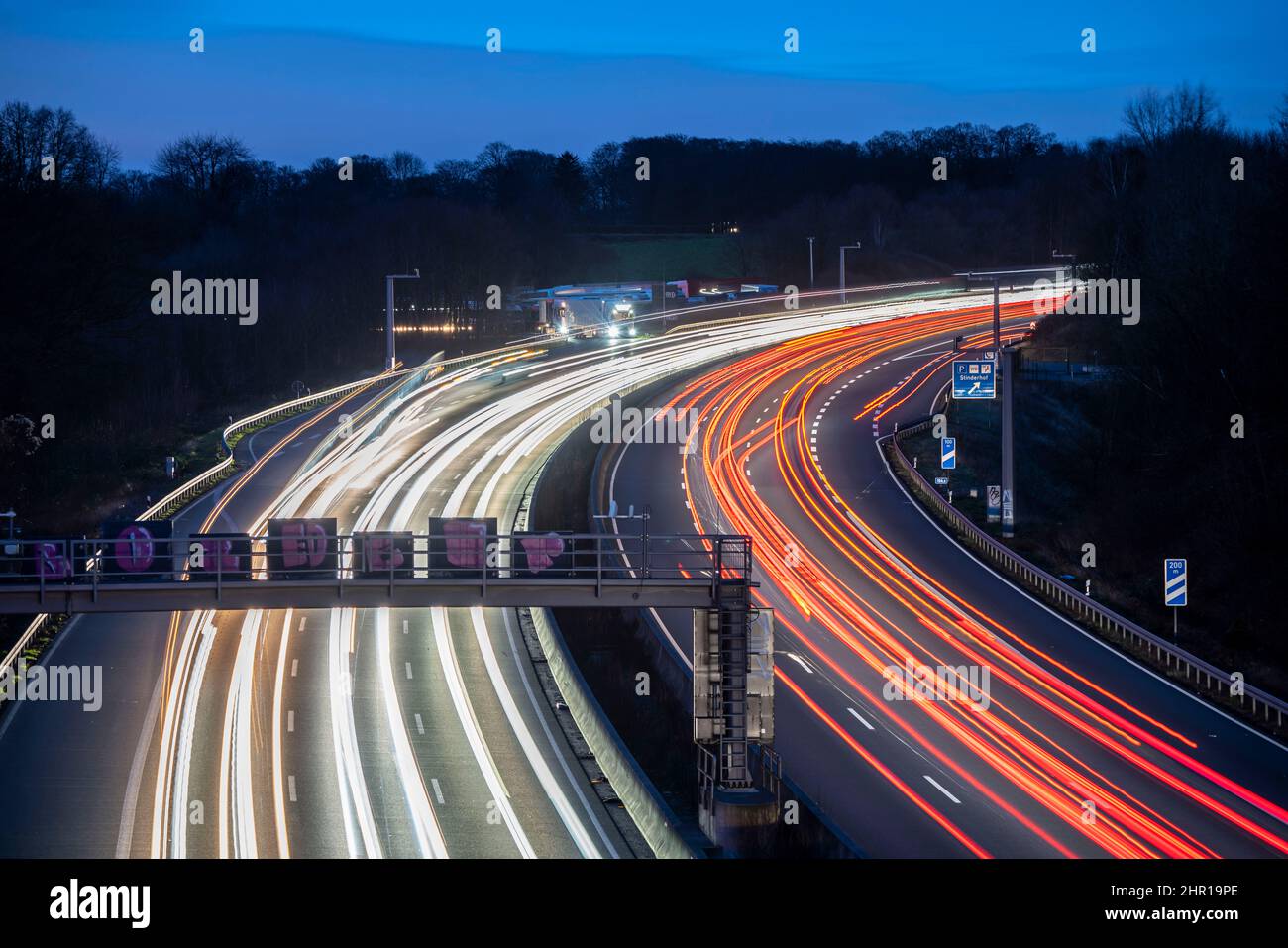 Die Autobahn A3, abendlicher Rush Hour-Verkehr auf 6 Fahrspuren, am Stinderhof-Rastplatz, Blick nach Norden, bei Erkrath, NRW, Deutschland. Stockfoto