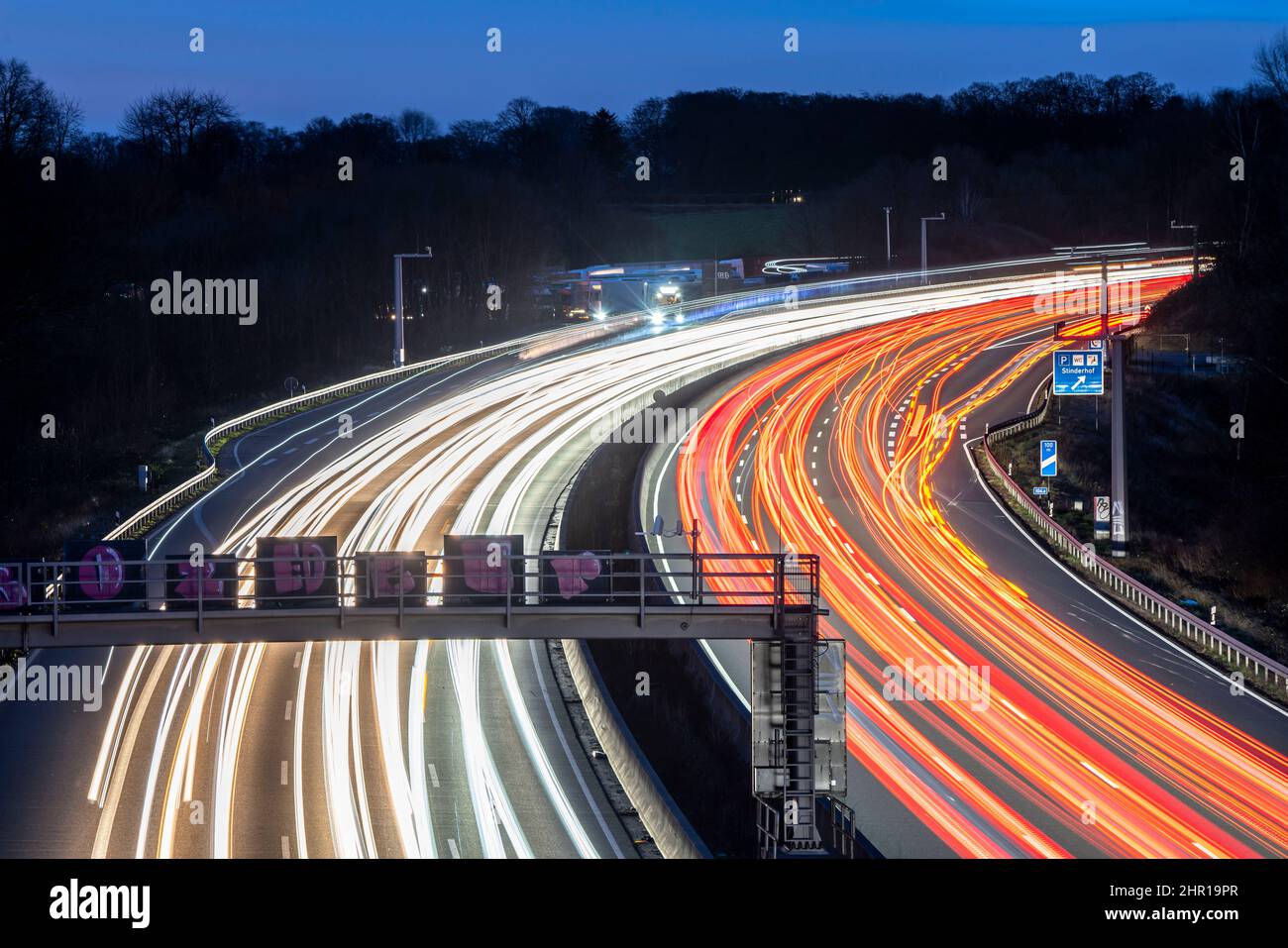 Die Autobahn A3, abendlicher Rush Hour-Verkehr auf 6 Fahrspuren, am Stinderhof-Rastplatz, Blick nach Norden, bei Erkrath, NRW, Deutschland. Stockfoto