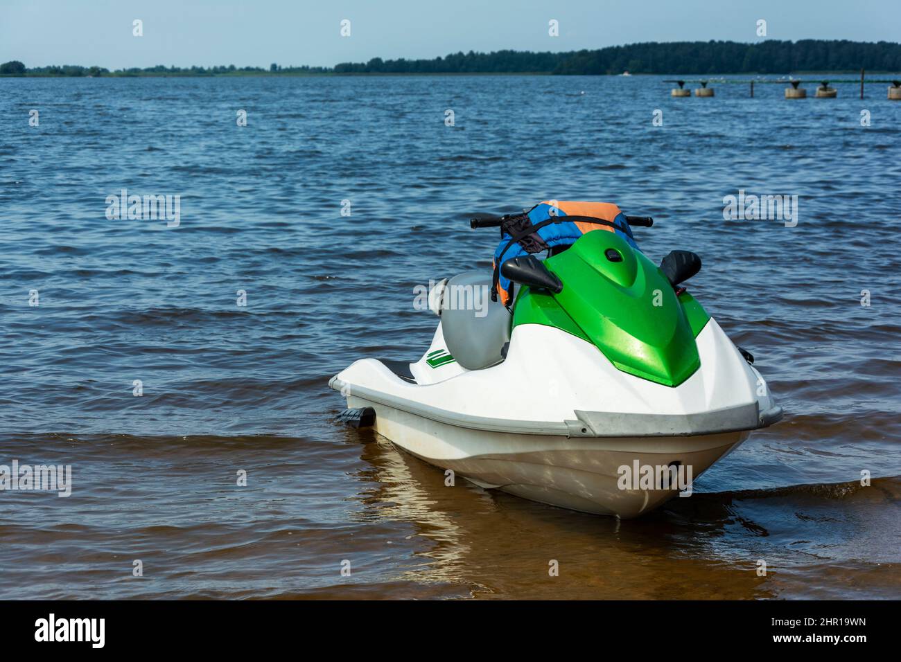 Schöner grüner Jet-Ski auf dem See, Jet-Ski, aktiver Lebensstil, Sommer, Wasser, Hitze, Urlaub. Stockfoto