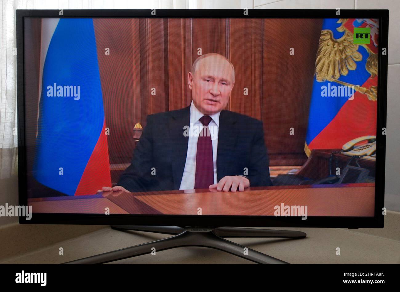 Der russische Präsident Wladimir Putin spricht im Fernsehen über seine Entscheidung, im Februar 2022 in die Ukraine einzumarschieren Stockfoto