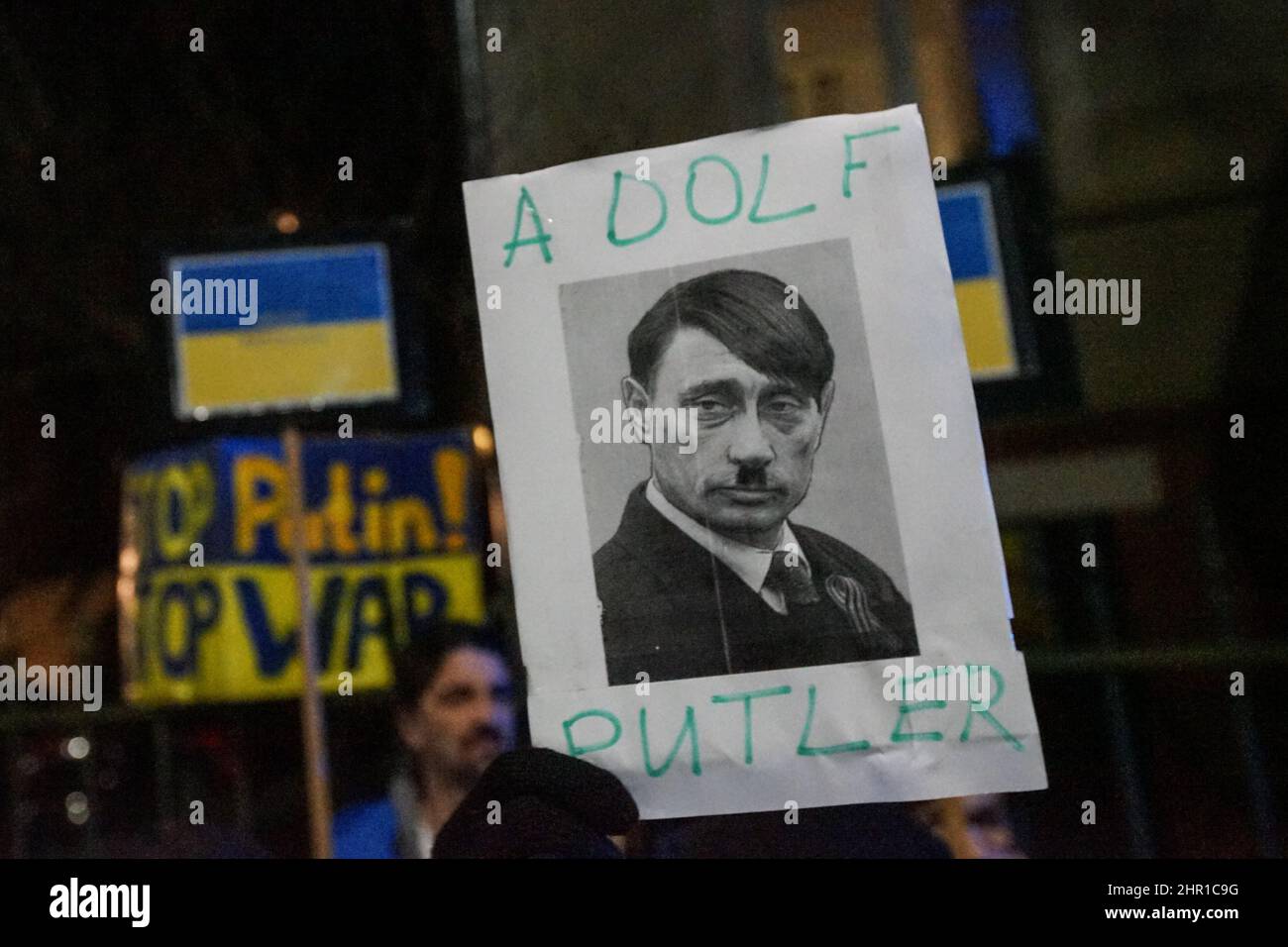 Danzig, Polen. 24th. Februar 2022. Demonstranten, die vor dem russischen Konsulat Anti-Putin-, Anti-Russland- und Anti-Kriegs-Banner halten, werden am 24. Februar 2022 in Danzig, Polen, gesehen. Adolf Hitler mit Putins Namensbild ist zu sehen (Foto: Vadim Pacajev/Sipa USA) Quelle: SIPA USA/Alamy Live News Stockfoto