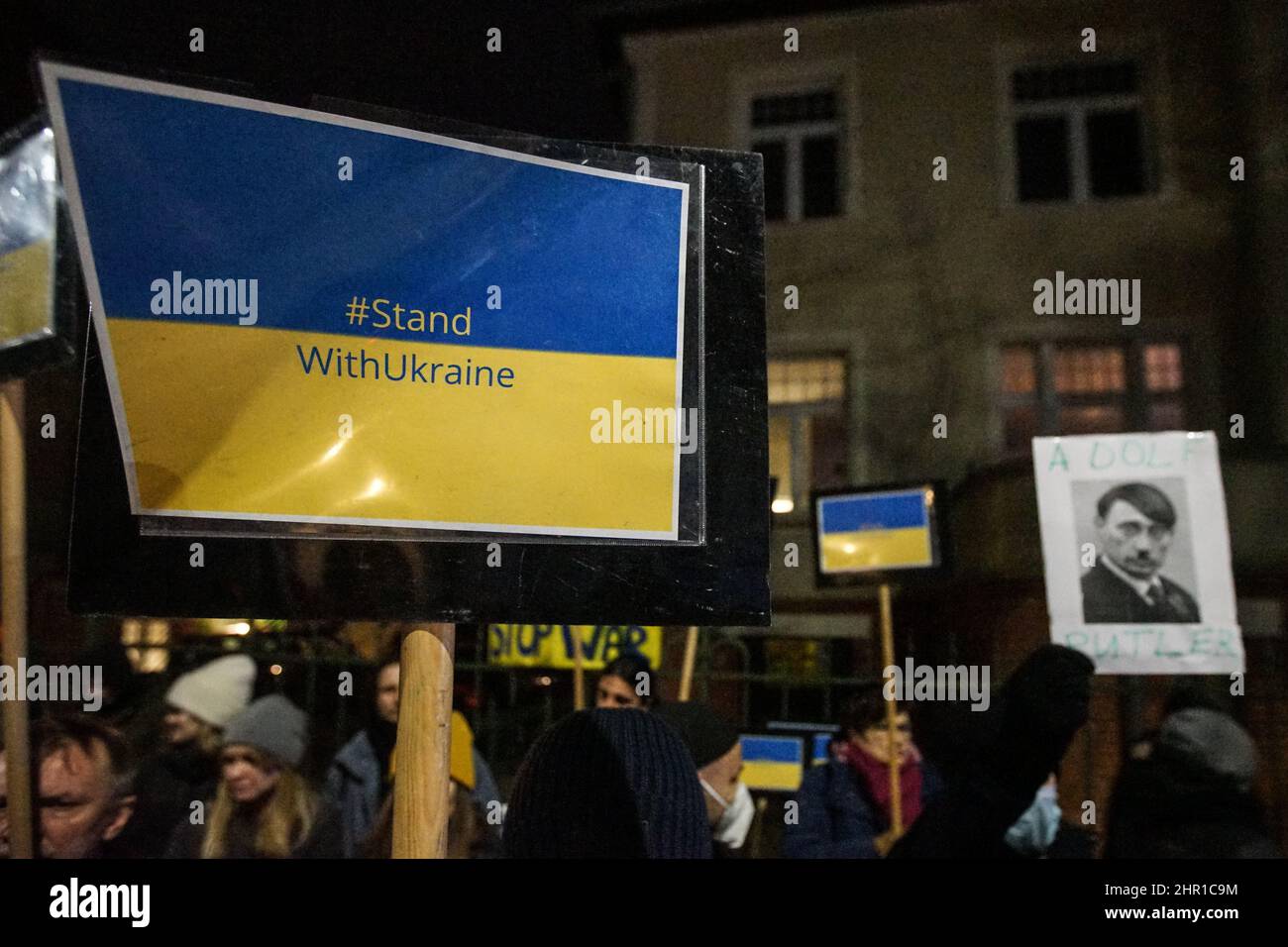 Danzig, Polen. 24th. Februar 2022. Demonstranten, die vor dem russischen Konsulat Anti-Putin-, Anti-Russland- und Anti-Kriegs-Banner halten, werden am 24. Februar 2022 in Danzig, Polen, gesehen. Adolf Hitler mit Putins Namensbild ist zu sehen (Foto: Vadim Pacajev/Sipa USA) Quelle: SIPA USA/Alamy Live News Stockfoto