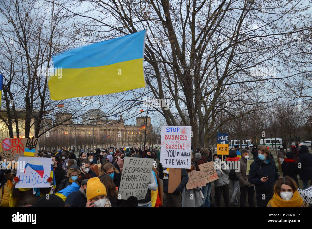 "Save Ukraine" - Demonstration vor der deutschen Kanzlei in Berlin gegen russische Invasion in der Ukraine - 24. Februar 2022. Stockfoto