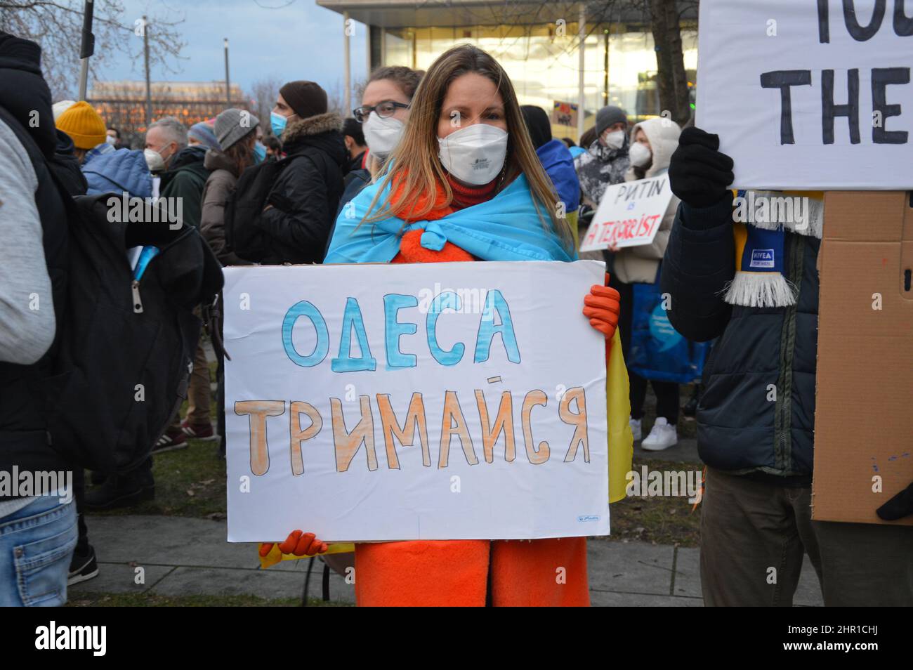 "Save Ukraine" - Demonstration vor der deutschen Kanzlei in Berlin gegen russische Invasion in der Ukraine - 24. Februar 2022. Stockfoto