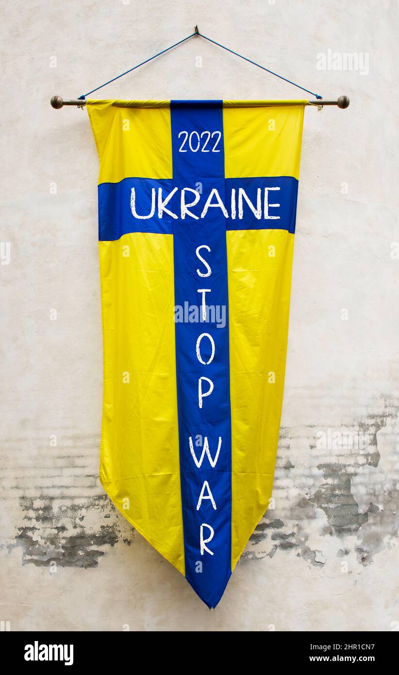 Stop Krieg in der Ukraine auf einer Flagge mit Farben der Republik Ukraine geschrieben. Konzept des dritten Weltkriegs Stockfoto
