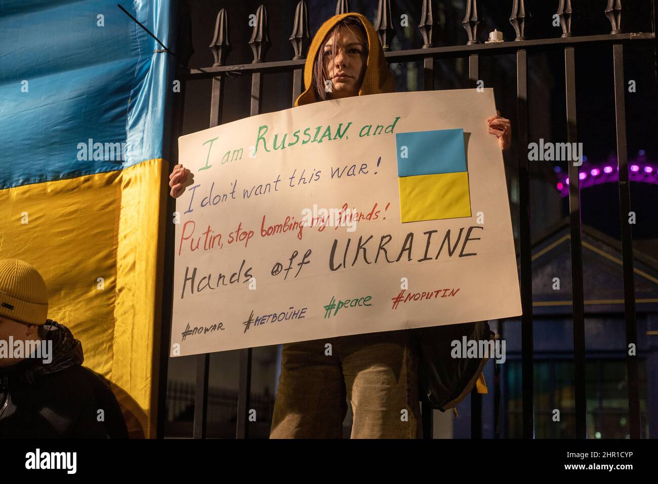 LONDON, FEBRUAR 24 2022 Pro-ukrainische Demonstranten protestieren gegen Russlands Invasion der Ukraine. Kredit: Lucy North/Alamy Live Nachrichten Stockfoto