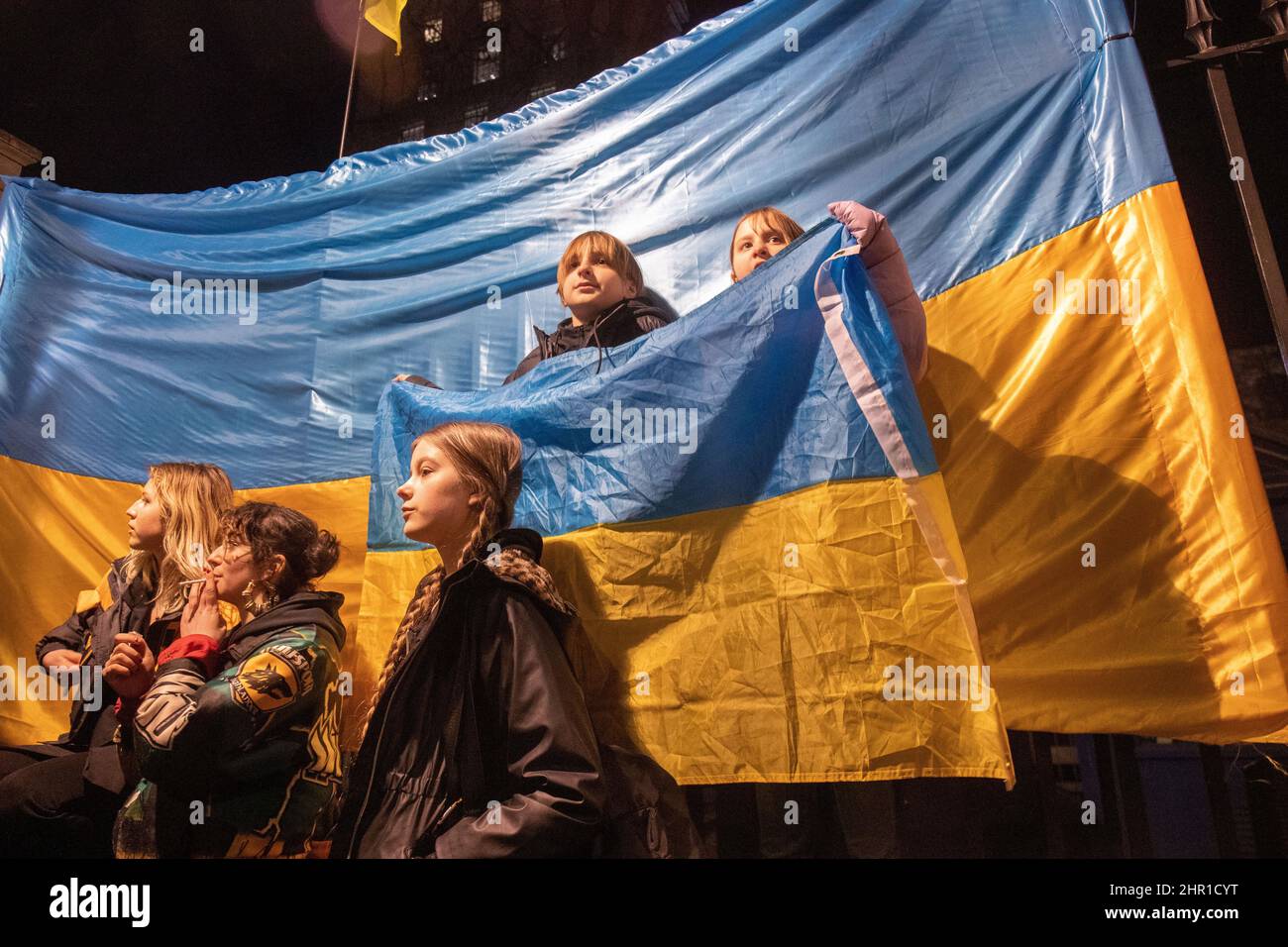 LONDON, FEBRUAR 24 2022 Pro-ukrainische Demonstranten protestieren gegen Russlands Invasion der Ukraine. Kredit: Lucy North/Alamy Live Nachrichten Stockfoto