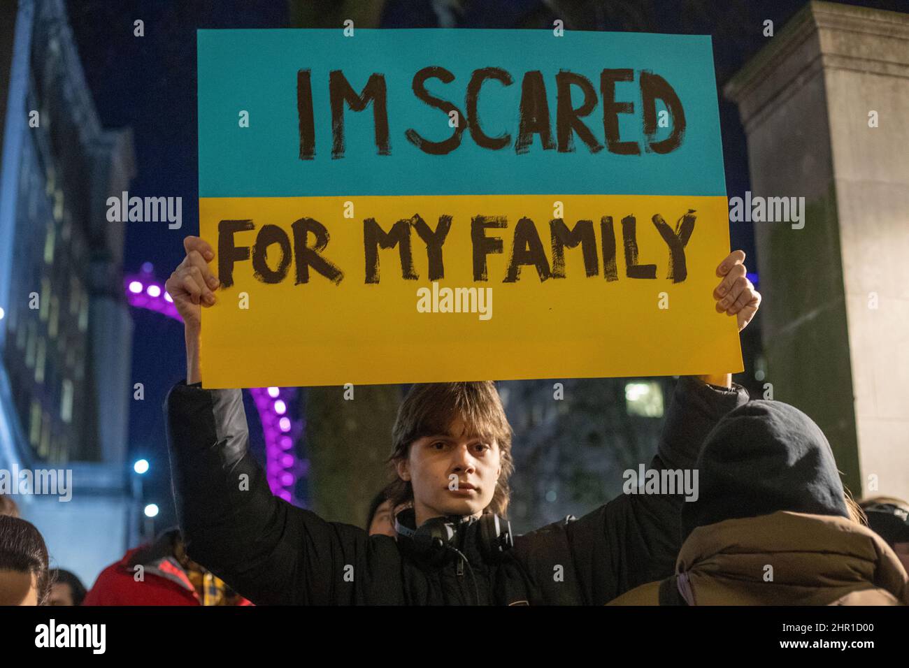 LONDON, FEBRUAR 24 2022 Pro-ukrainische Demonstranten protestieren gegen Russlands Invasion der Ukraine. Kredit: Lucy North/Alamy Live Nachrichten Stockfoto