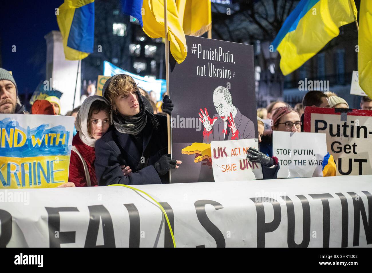 LONDON, FEBRUAR 24 2022 Pro-ukrainische Demonstranten protestieren gegen Russlands Invasion der Ukraine. Kredit: Lucy North/Alamy Live Nachrichten Stockfoto