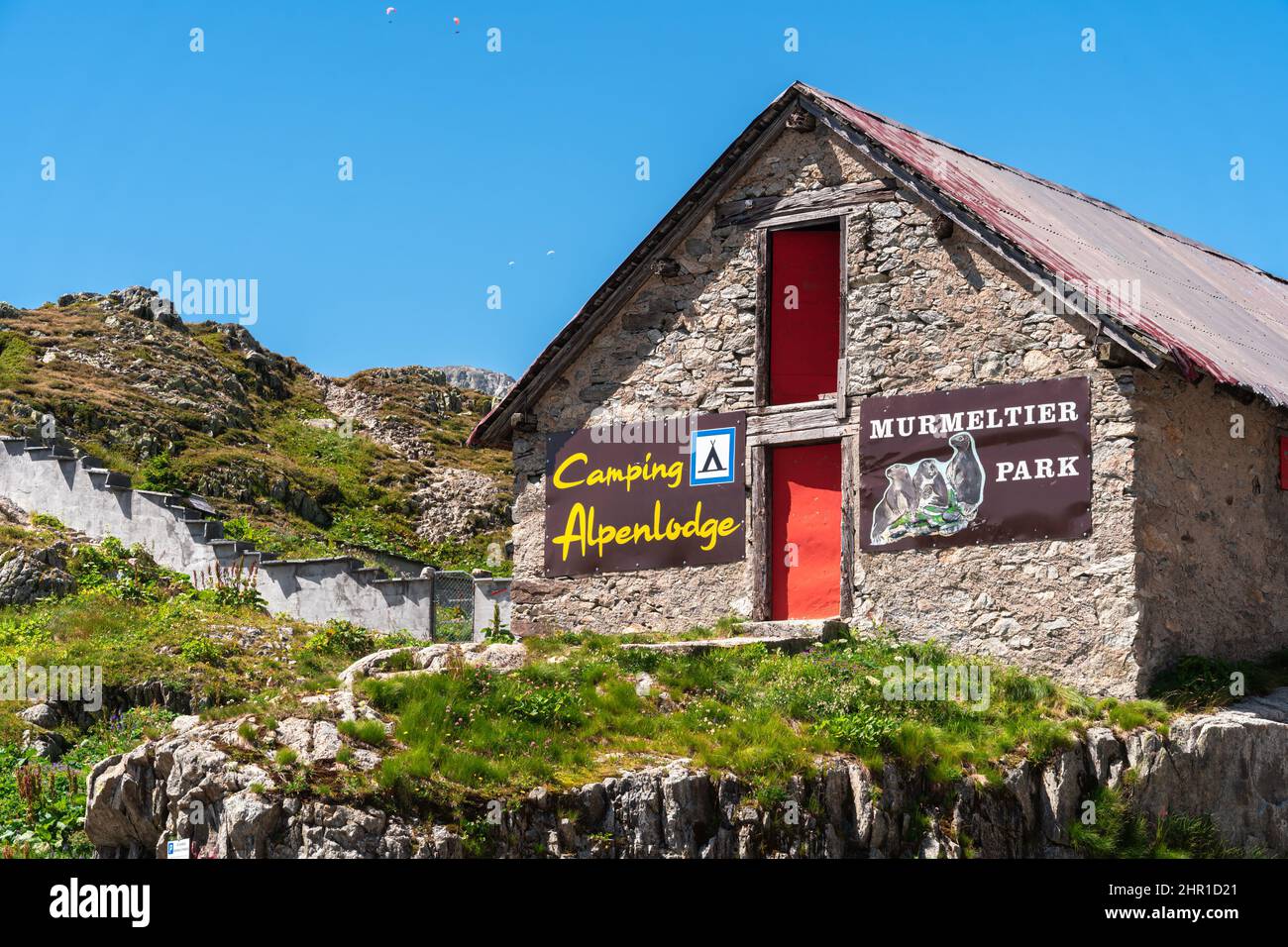 Grimselpass, Schweiz - 13. August 2021: Marmot Park und Camping Alpenlodge am Grimselpass in der Schweiz Stockfoto
