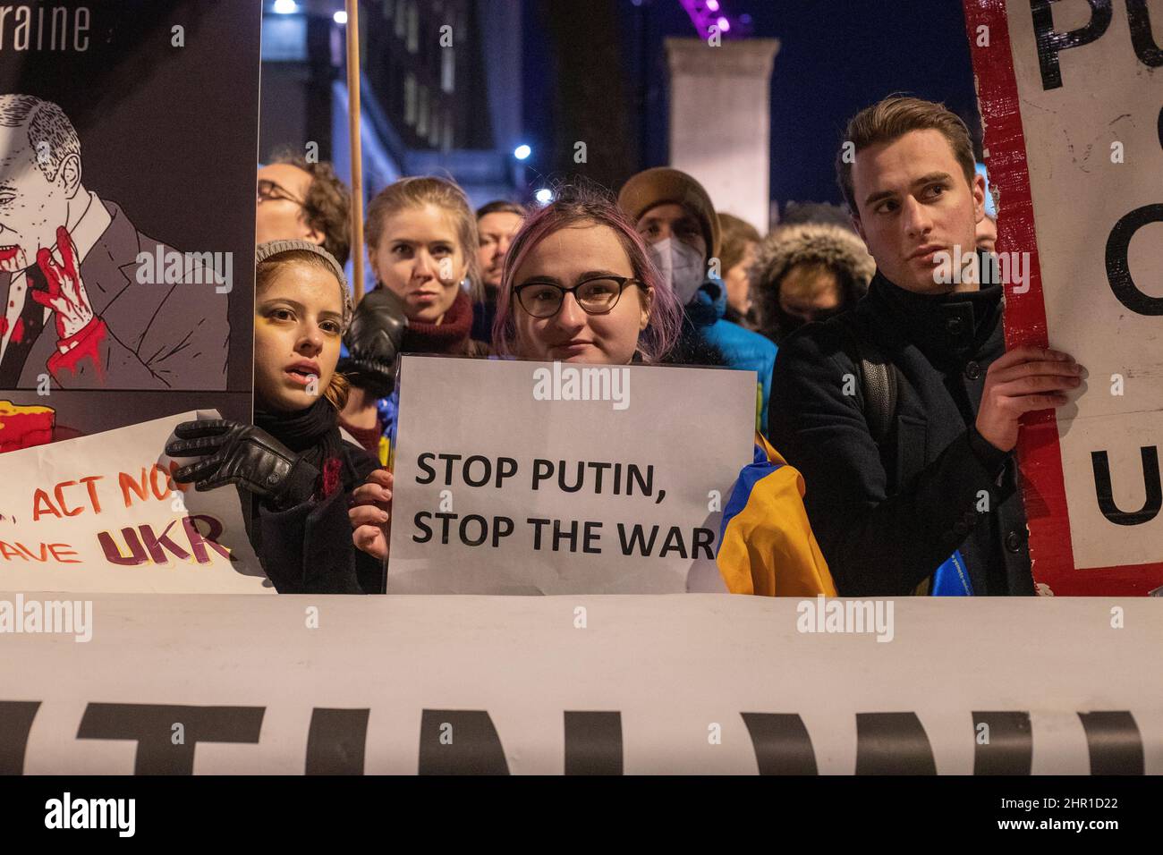 LONDON, FEBRUAR 24 2022 Pro-ukrainische Demonstranten protestieren gegen Russlands Invasion der Ukraine. Kredit: Lucy North/Alamy Live Nachrichten Stockfoto