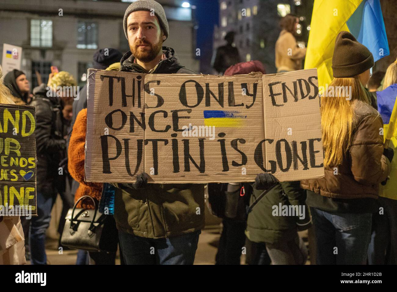 LONDON, FEBRUAR 24 2022 Pro-ukrainische Demonstranten protestieren gegen Russlands Invasion der Ukraine. Kredit: Lucy North/Alamy Live Nachrichten Stockfoto