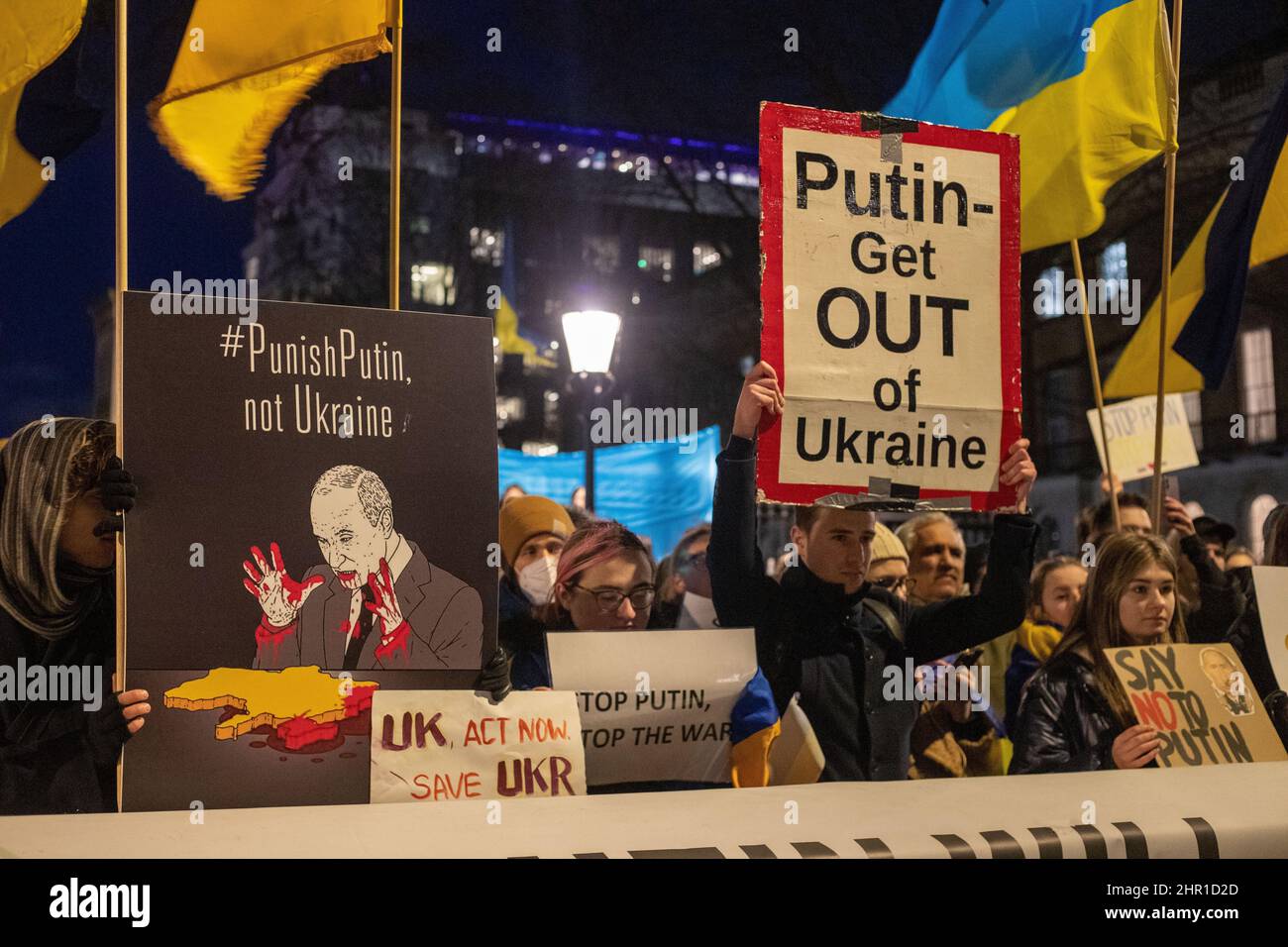 LONDON, FEBRUAR 24 2022 Pro-ukrainische Demonstranten protestieren gegen Russlands Invasion der Ukraine. Kredit: Lucy North/Alamy Live Nachrichten Stockfoto
