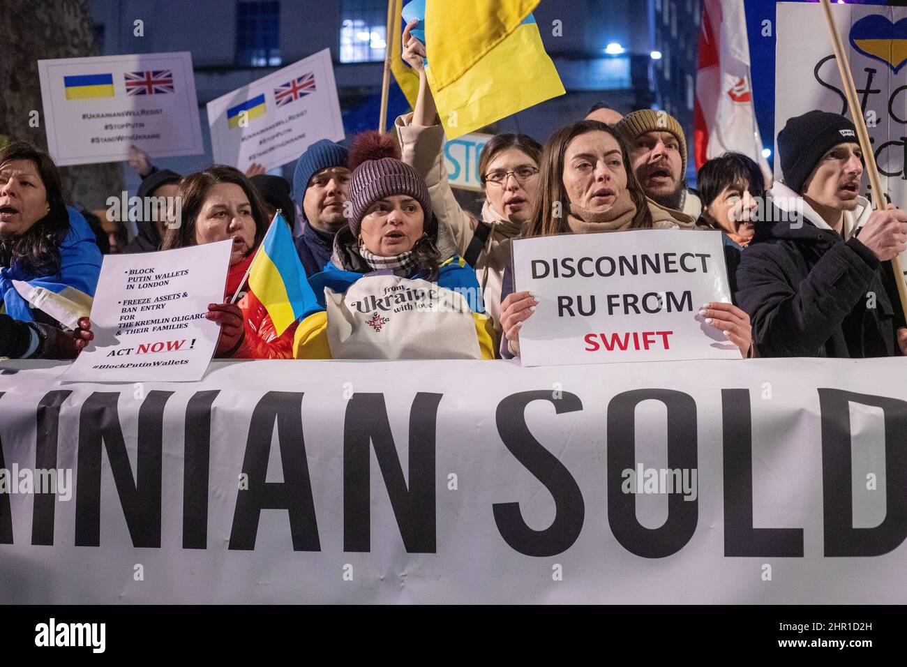 LONDON, FEBRUAR 24 2022 Pro-ukrainische Demonstranten protestieren gegen Russlands Invasion der Ukraine. Kredit: Lucy North/Alamy Live Nachrichten Stockfoto